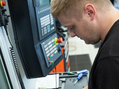 Duale Ausbildung bei T&ouml;r&ouml;k G&eacute;pipari Kft.