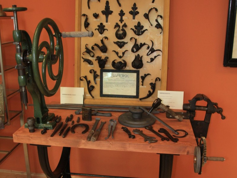 TRADITION BEWAHREN – József Töröks Ausstellung zur Industriegeschichte im GYMSKIK.