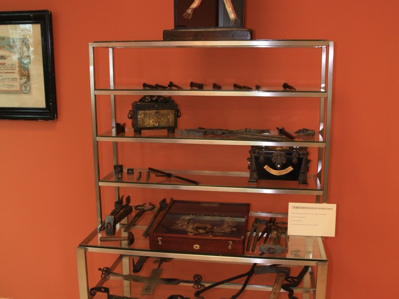 TRADITION BEWAHREN – József Töröks Ausstellung zur Industriegeschichte im GYMSKIK.