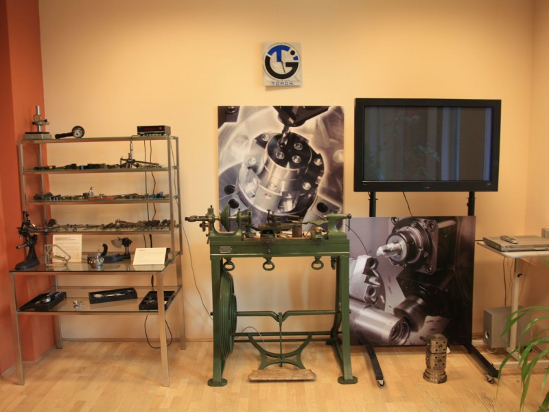 TRADITION BEWAHREN – József Töröks Ausstellung zur Industriegeschichte im GYMSKIK.