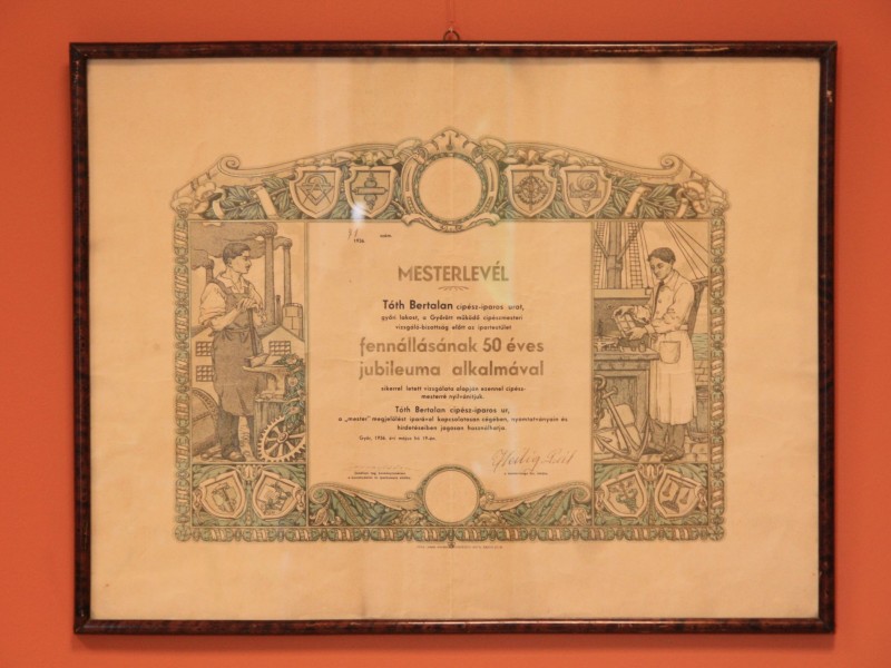 TRADITION BEWAHREN – József Töröks Ausstellung zur Industriegeschichte im GYMSKIK.