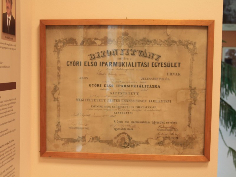 TRADITION BEWAHREN – József Töröks Ausstellung zur Industriegeschichte im GYMSKIK.