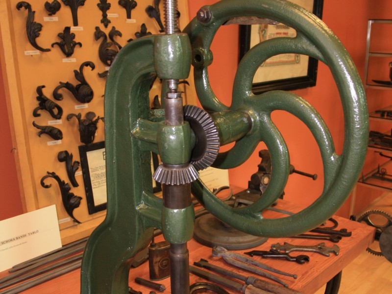 TRADITION BEWAHREN – József Töröks Ausstellung zur Industriegeschichte im GYMSKIK.