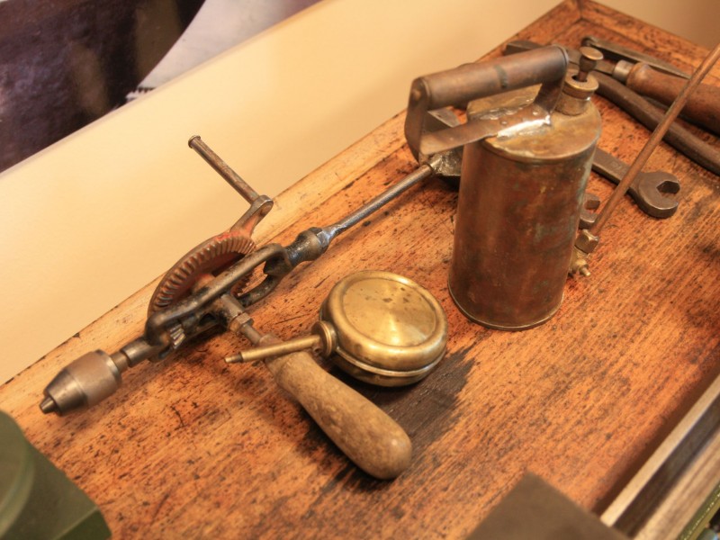 TRADITION BEWAHREN – József Töröks Ausstellung zur Industriegeschichte im GYMSKIK.